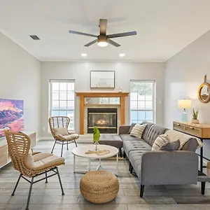 The Coastal Cottage, Steps From The Beach Holiday home